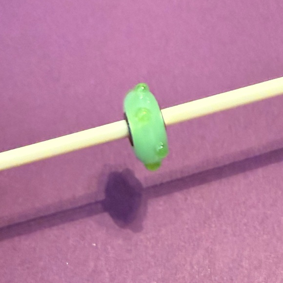 Trollbeads Apple green bud glass bead. - Picture 7 of 7